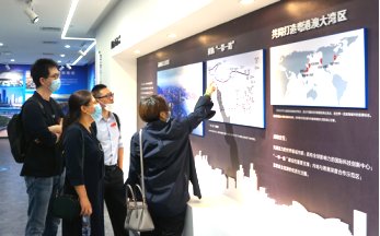 信工学院的师生们首先来到深圳党史馆