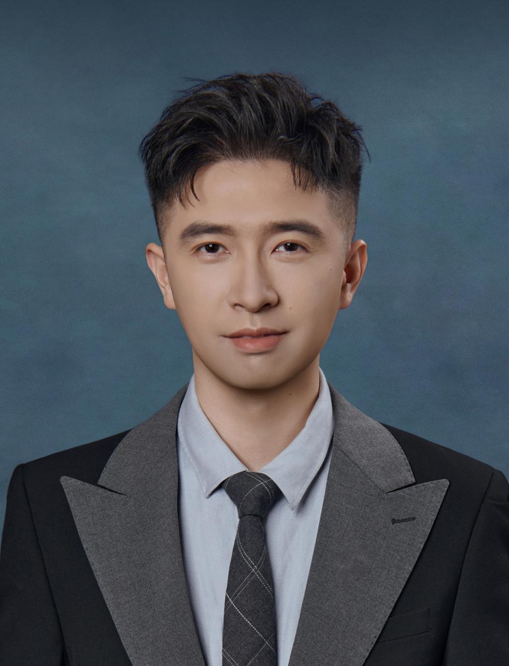 提出了一种融合“稳态调控神经元”与“
